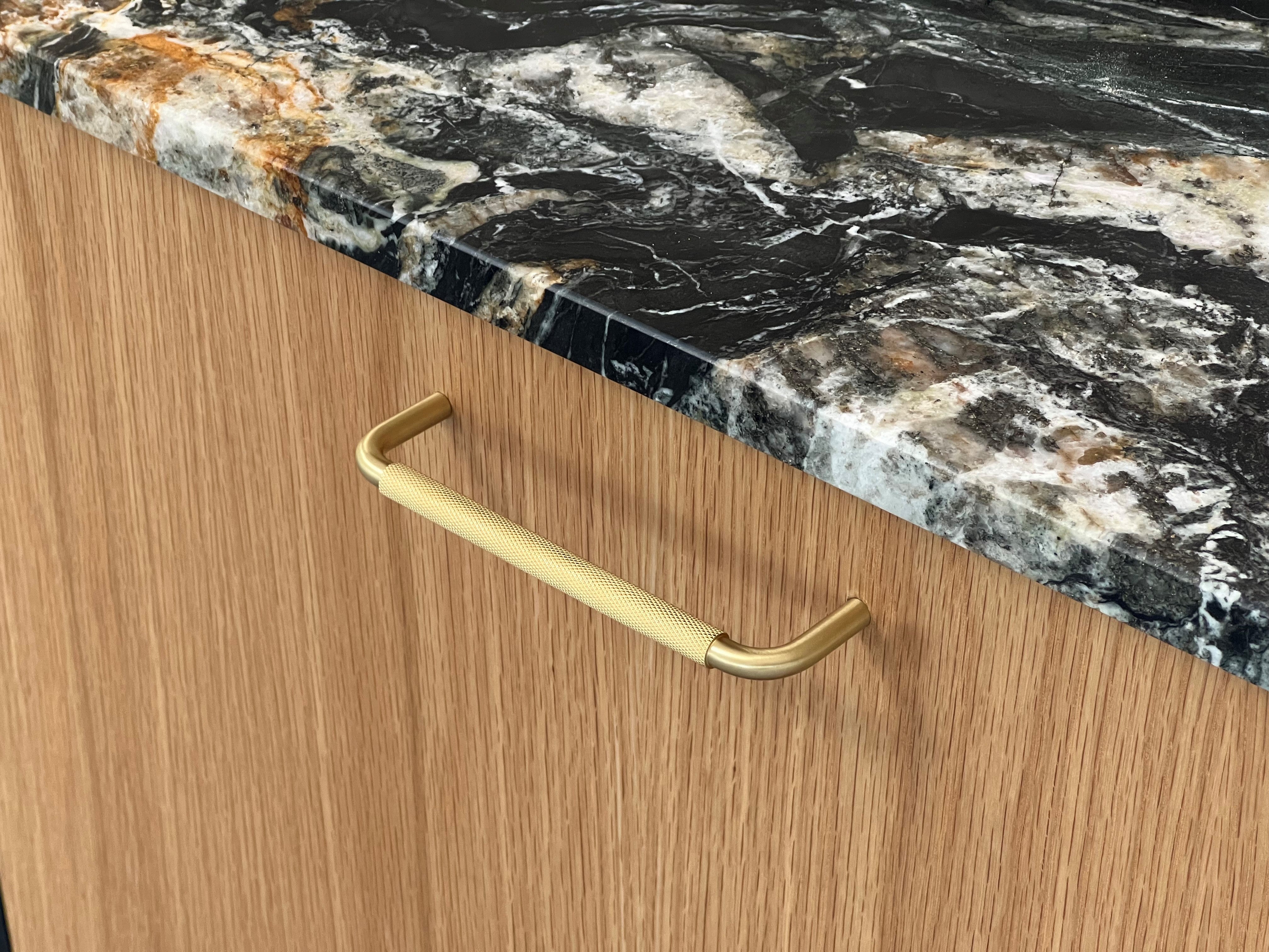 Østerbro • Køkkengreb med diamond cut, børstet messing med lak