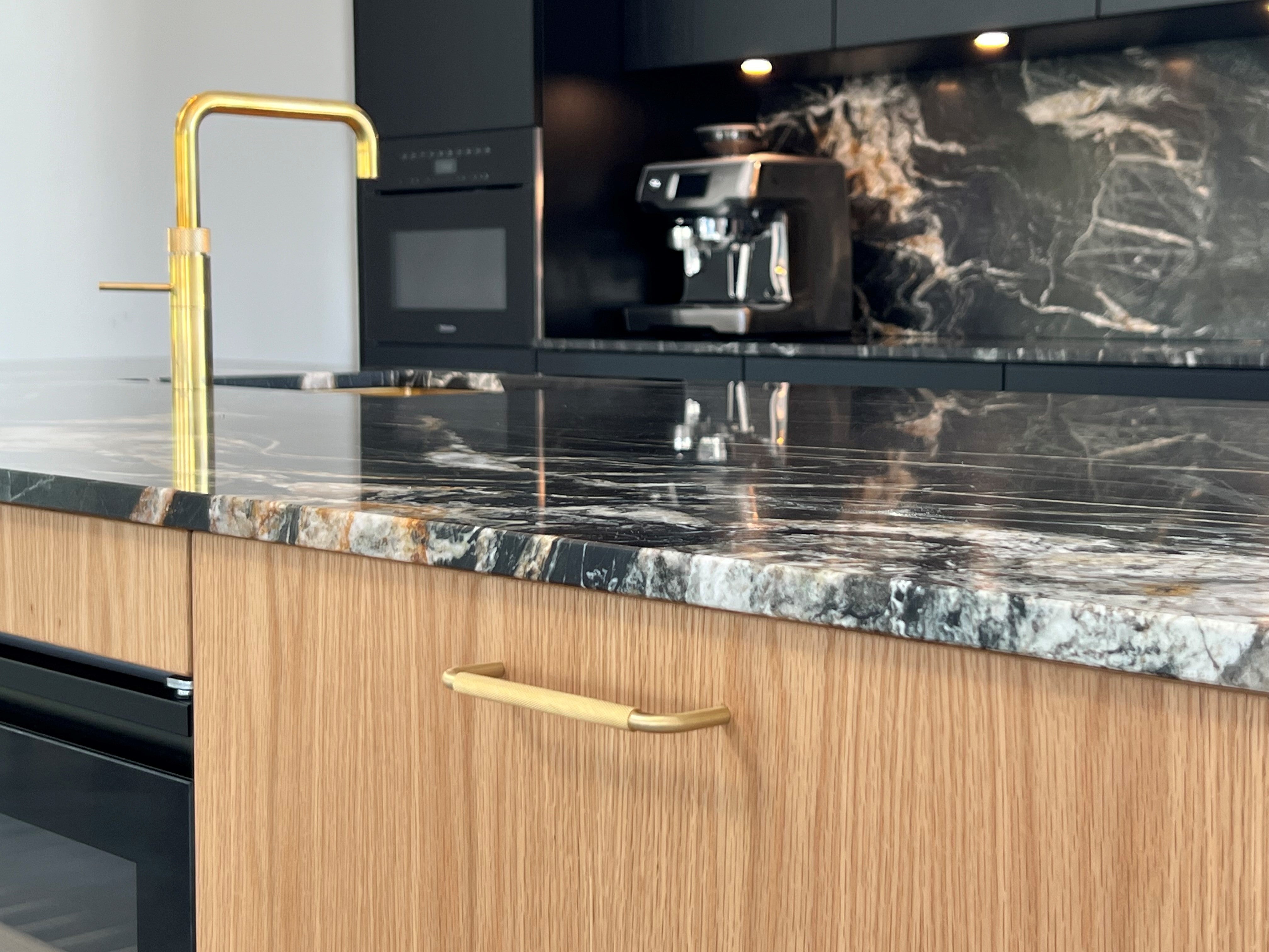 Østerbro • Køkkengreb med diamond cut, børstet messing med lak