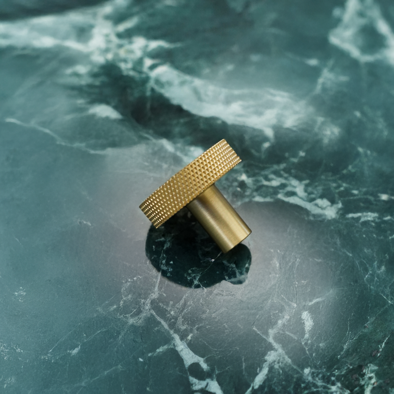 Østerbro - Möbelknopf aus gebürstetem, massivem Messing mit Lack und mit Diamantschliff