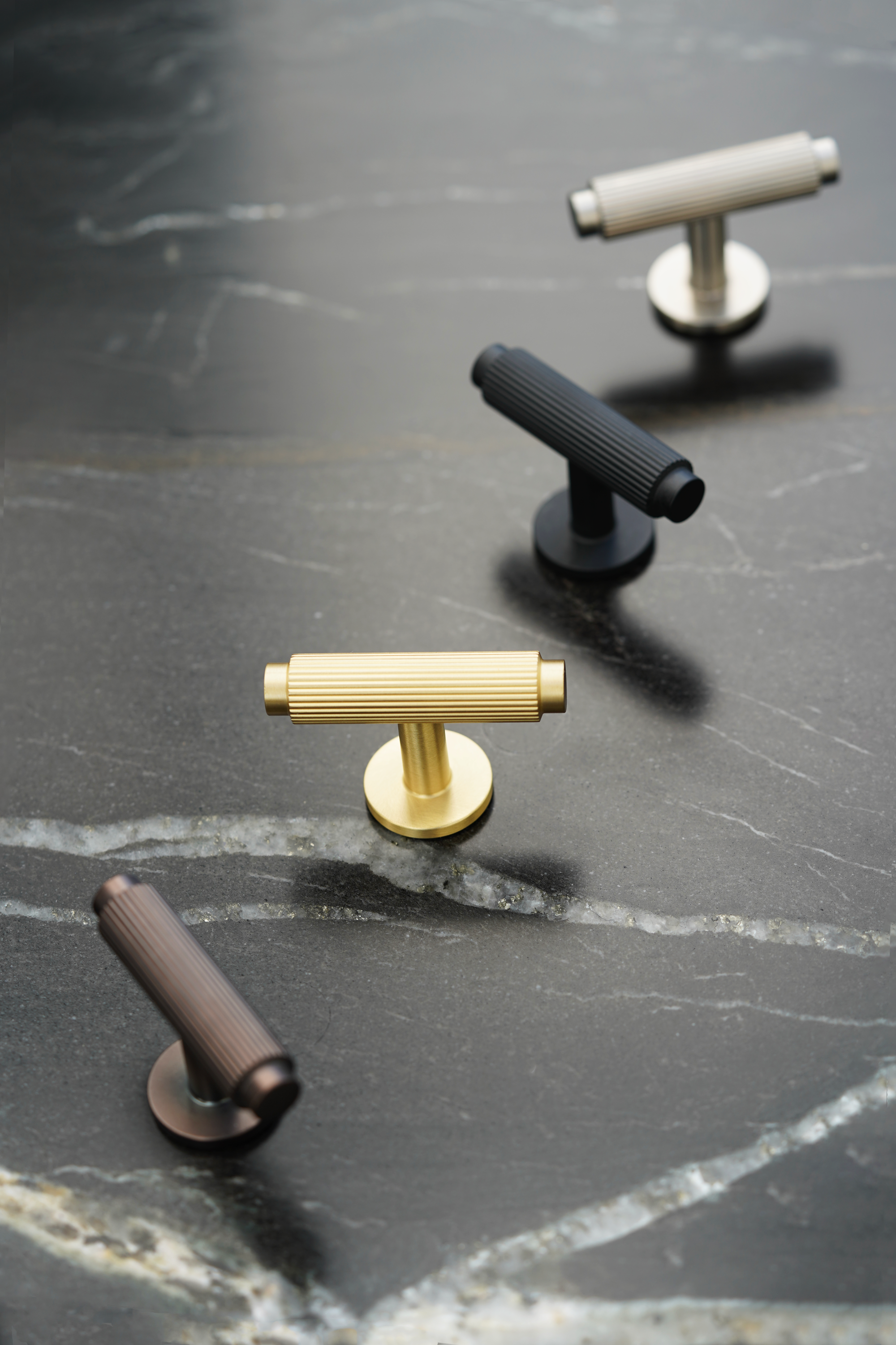 Ryvang • Møbelknop T-bar, børstet messing uden lak