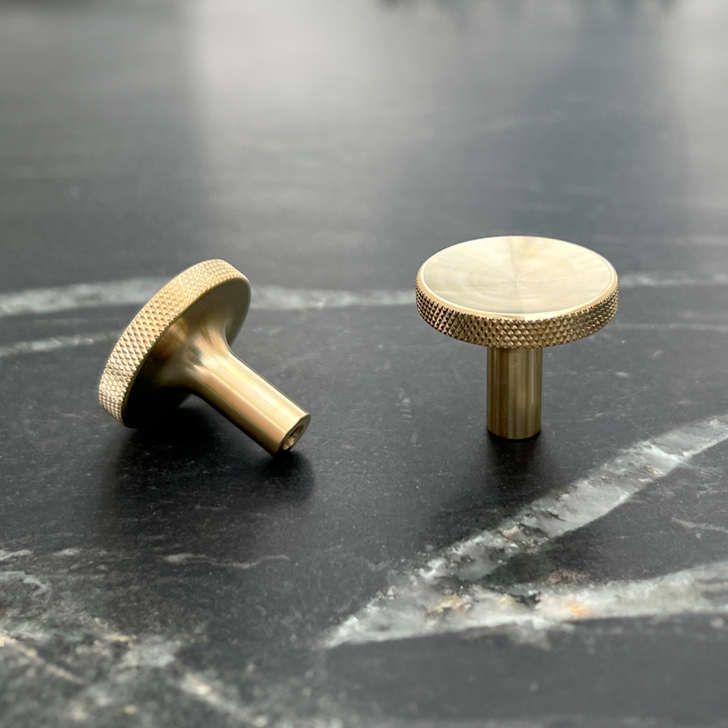 Søllerød • Møbelknop med diamond cut, blank messing uden lak