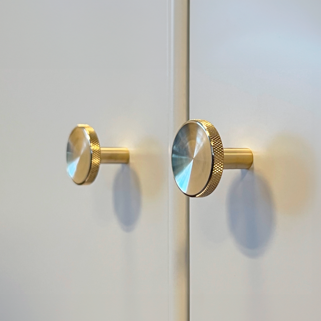 Søllerød • Møbelknop med diamond cut, blank messing uden lak