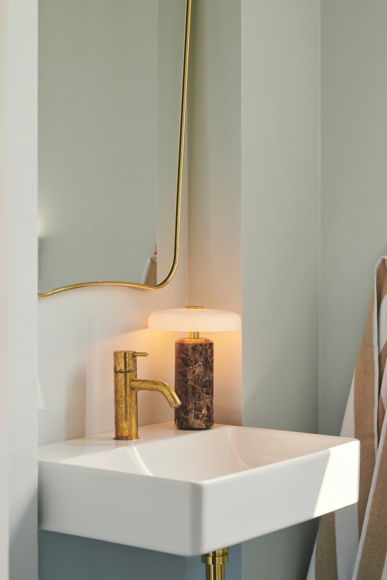 Trip Portable bordlampe, dark emperador/opal glossy • Design by Us