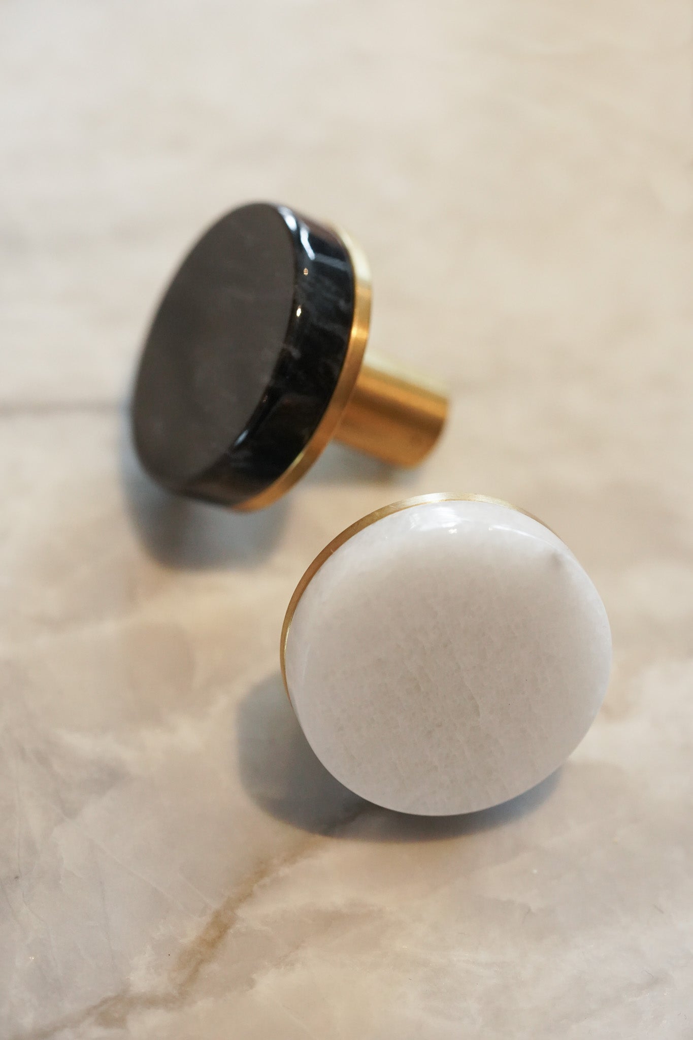 Trørød • Møbelknop, sort marmor og børstet massiv messing med lak