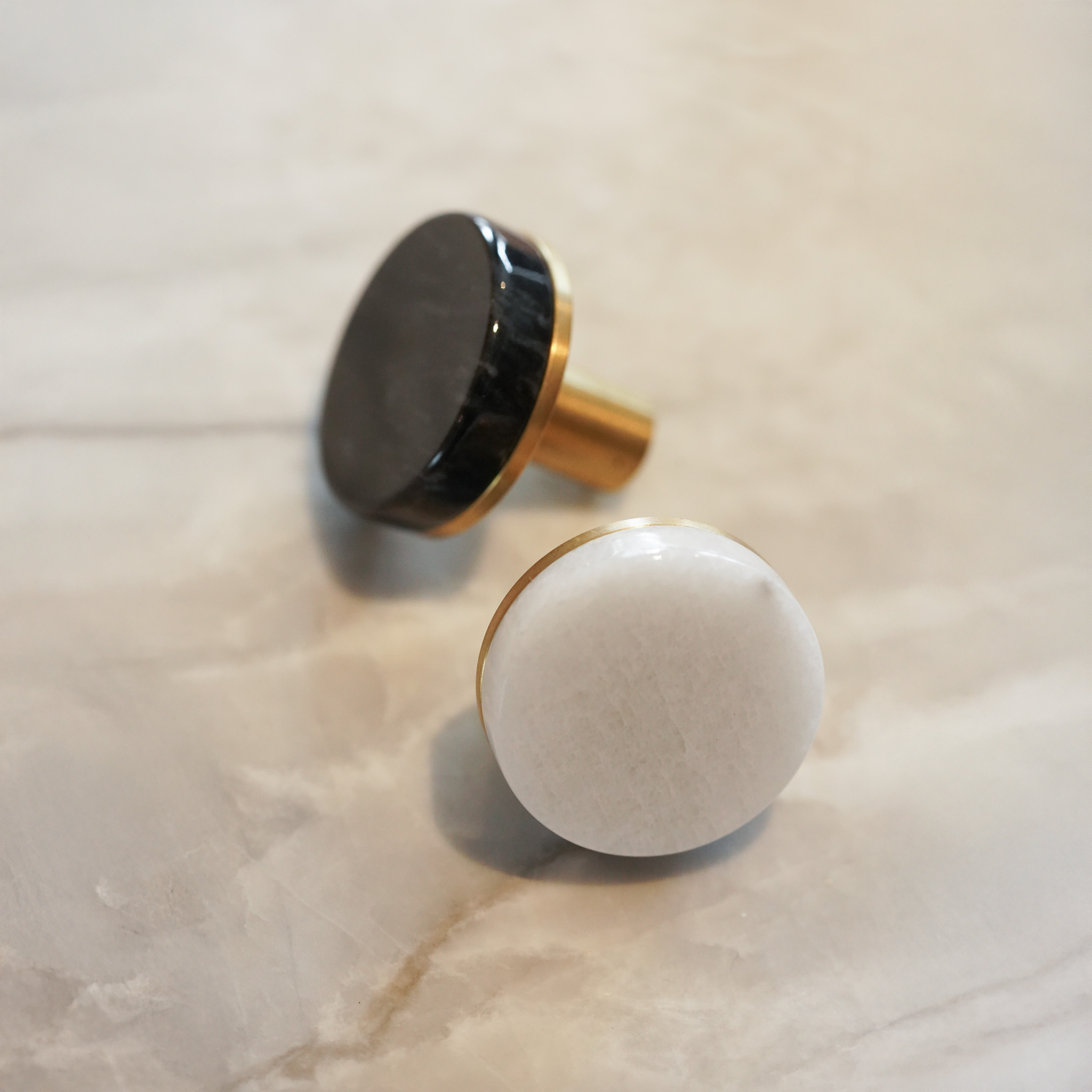 Trørød • Møbelknop, sort marmor og børstet massiv messing med lak