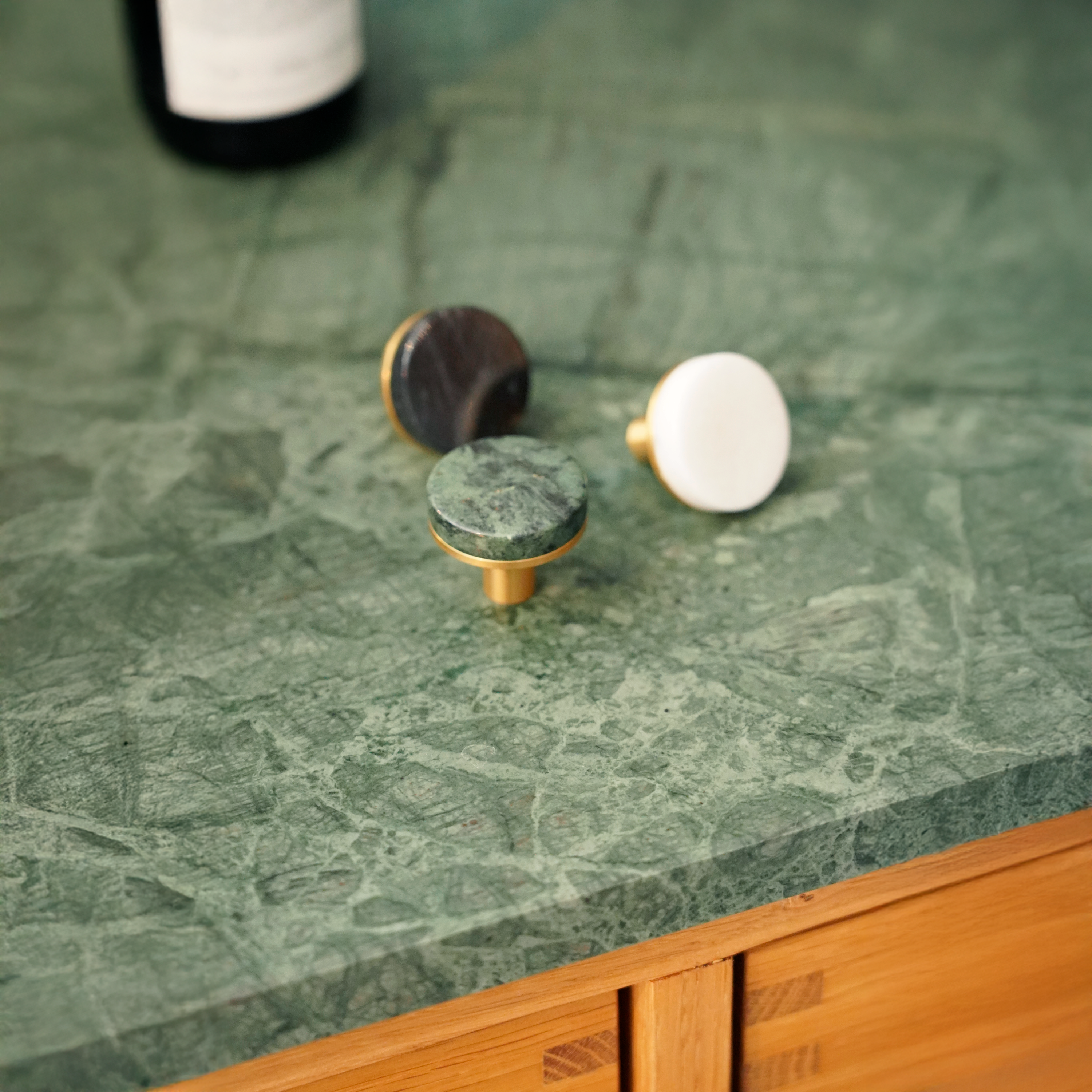 Trørød • Møbelknop, grøn marmor og børstet massiv messing med lak