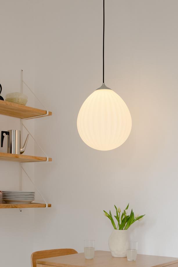 Around the World pendel med roset, hvid, børstet stål look og sort • UMAGE