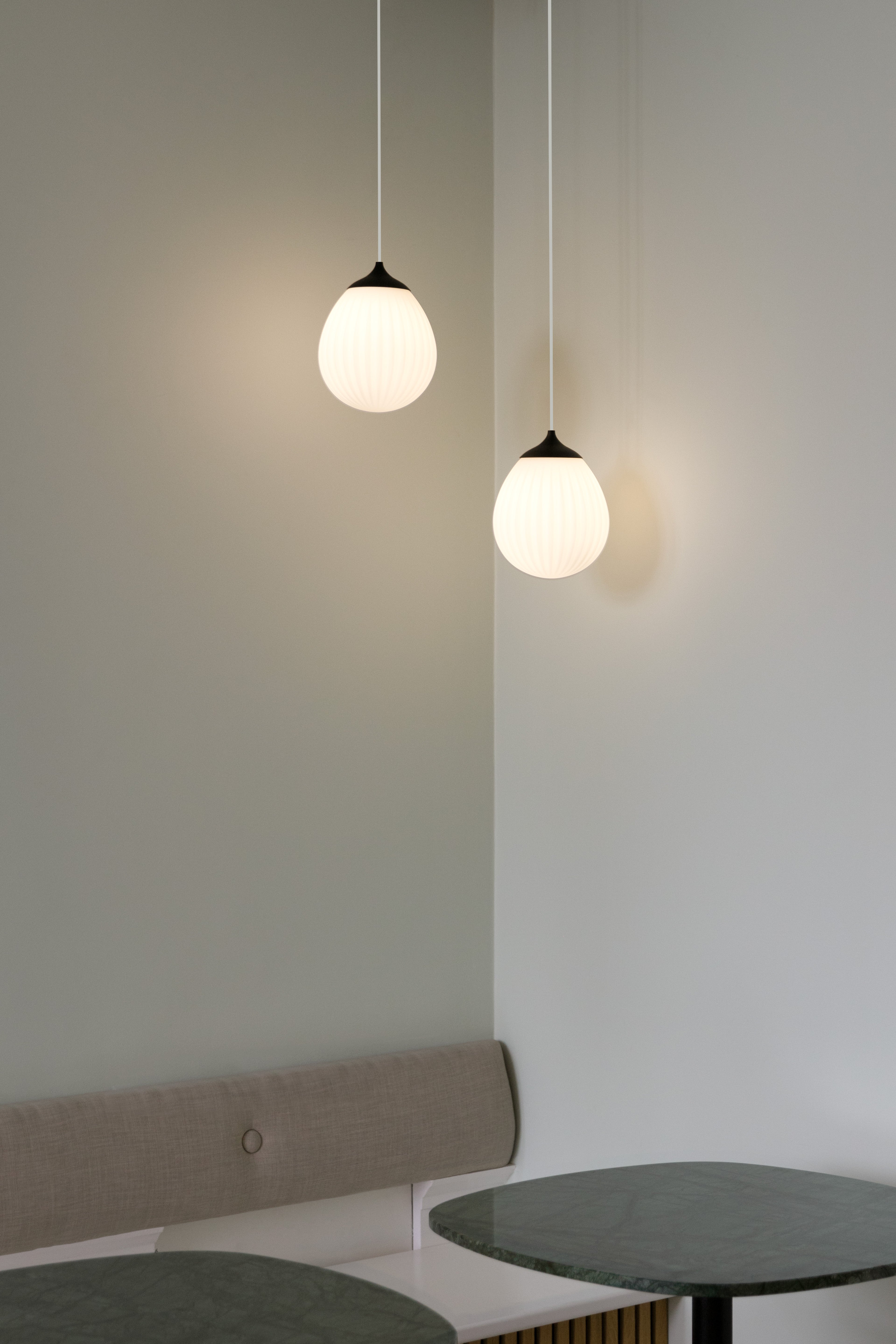 Around the World pendel med roset, hvid og sort • UMAGE