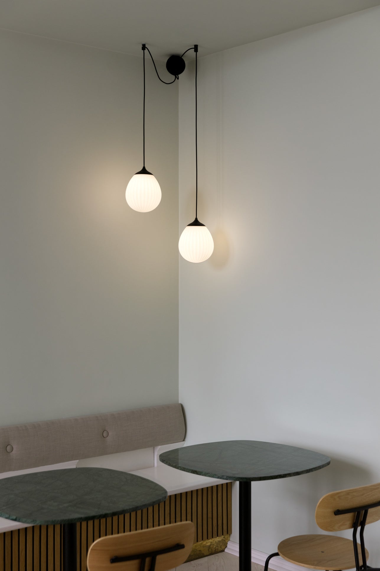 Around the World pendel med roset, hvid og sort • UMAGE