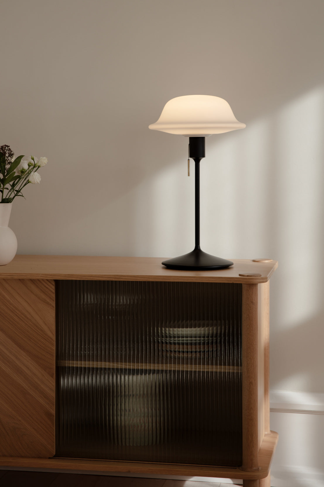 Butler bordlampe, hvid og sort • UMAGE