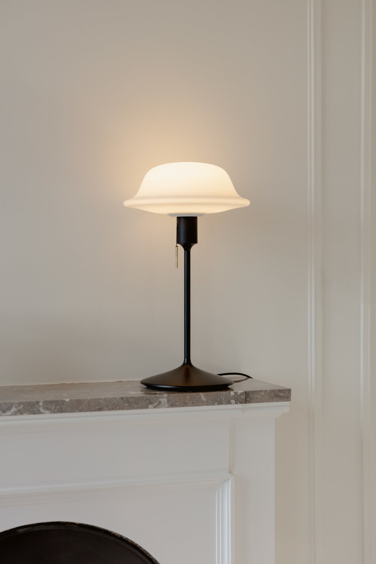 Butler bordlampe, hvid og sort • UMAGE