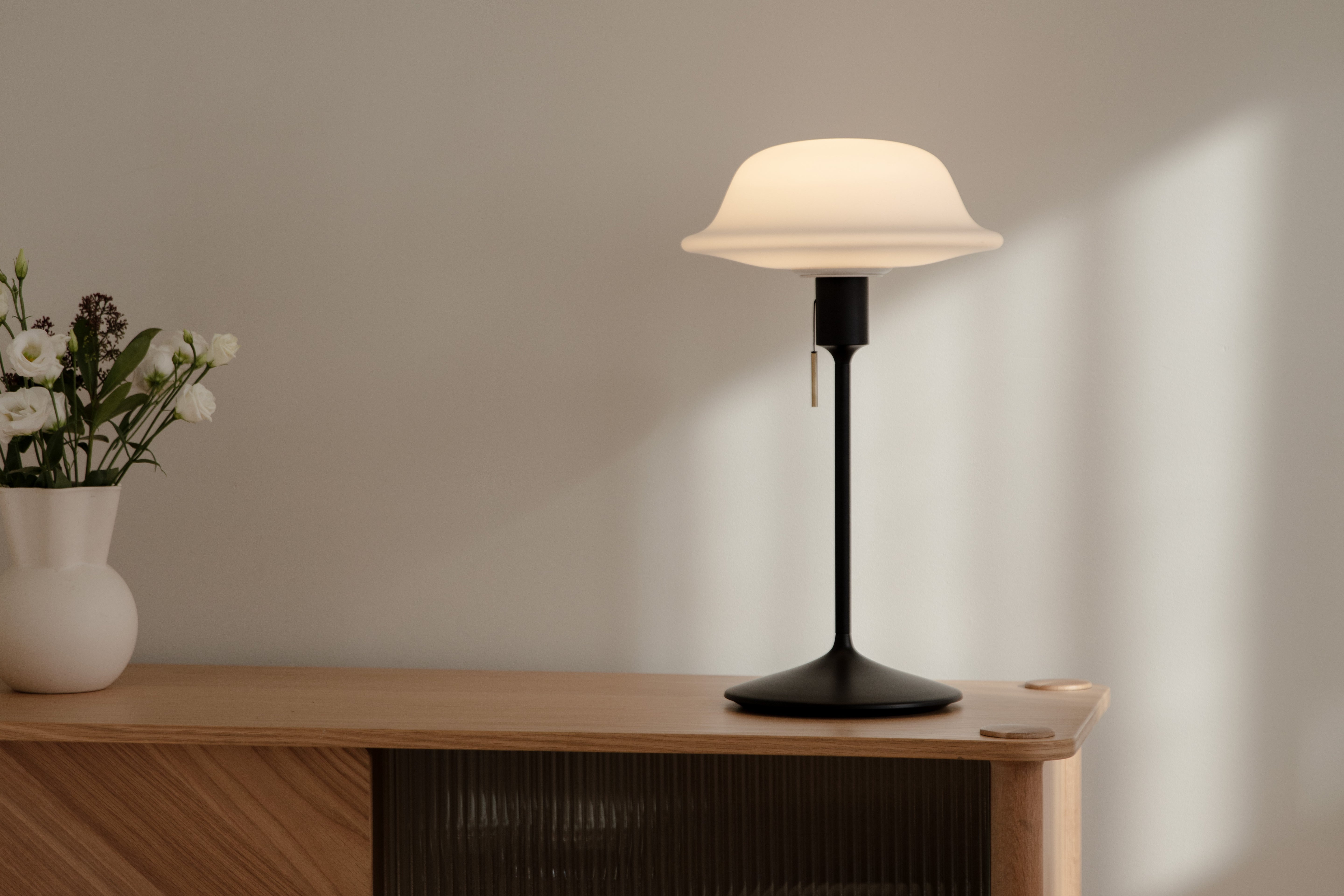 Butler bordlampe, hvid og sort • UMAGE
