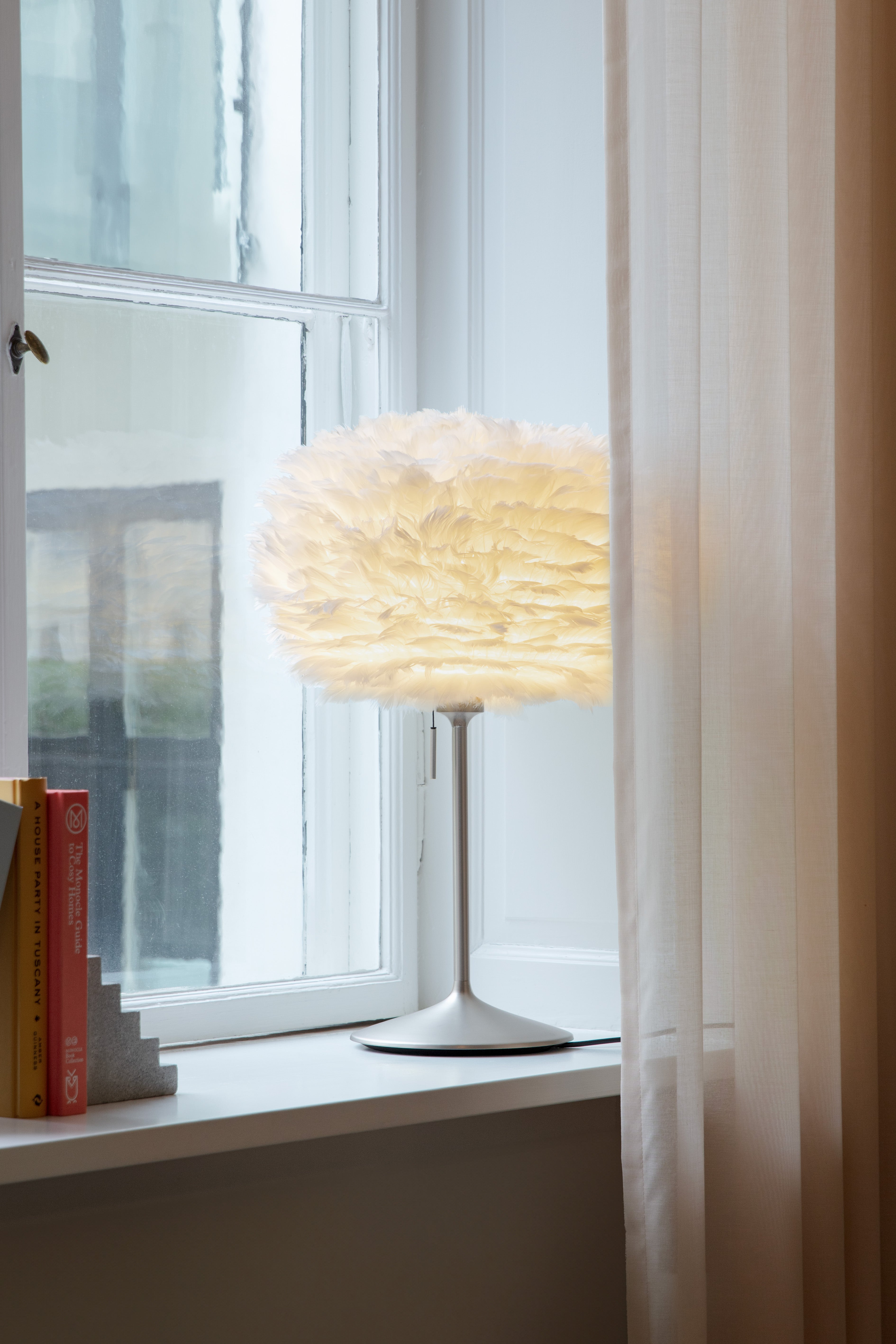 Eos bordlampe, hvid og børstet stål look • UMAGE