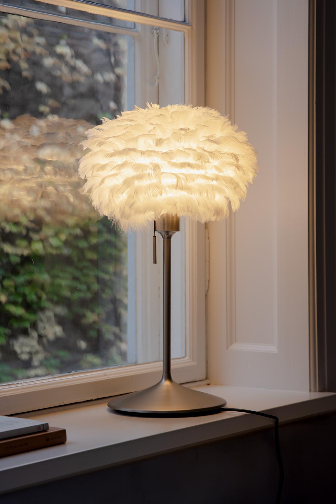 Eos bordlampe, hvid og børstet stål look • UMAGE