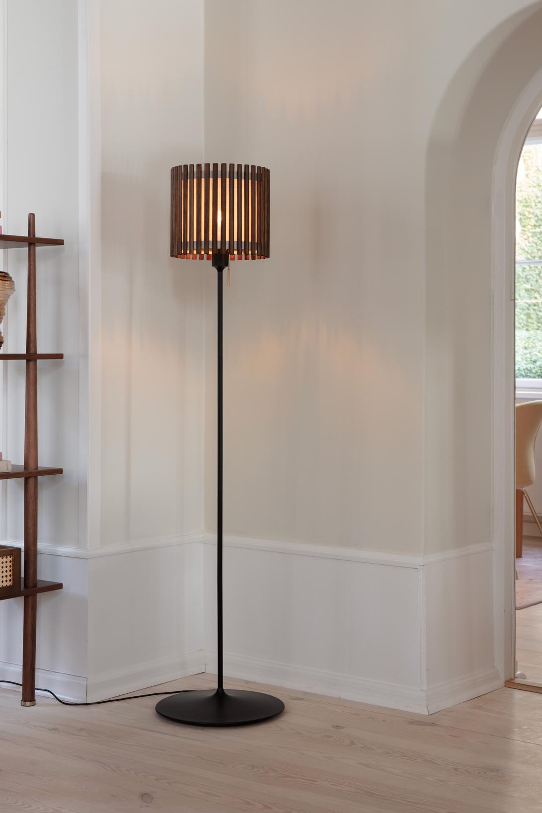 Komorebi Circle gulvlampe, mørk egetræ og sort • UMAGE