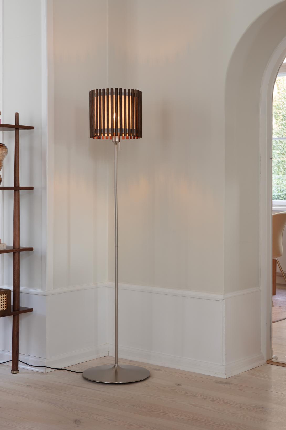 Komorebi Circle gulvlampe, mørk egetræ og børstet stål look • UMAGE