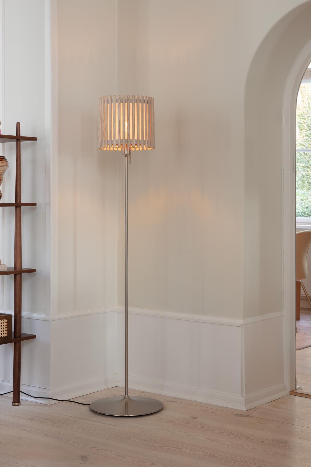 Komorebi Circle gulvlampe, egetræ og børstet stål look • UMAGE