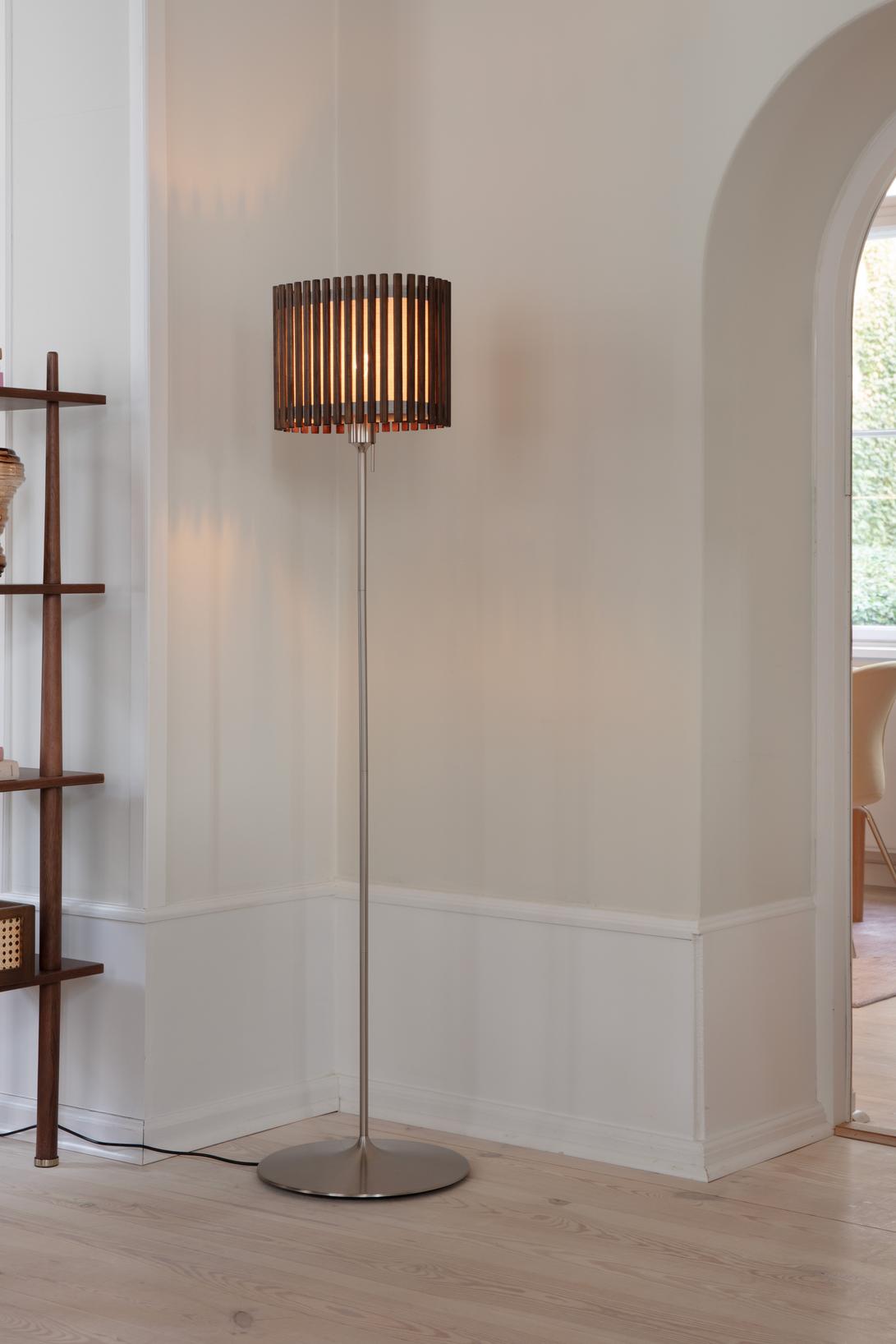 Komorebi Rectangular gulvlampe, mørk egetræ og børstet stål look • UMAGE