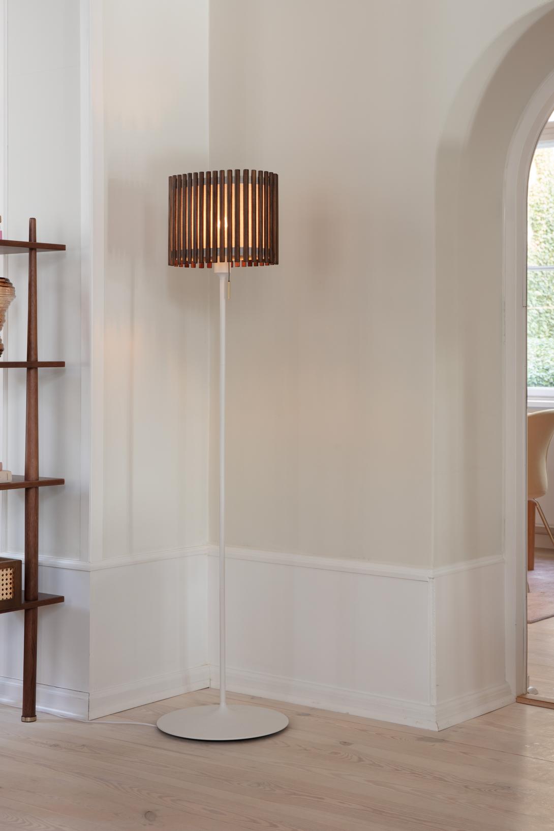 Komorebi Rectangular gulvlampe, mørk egetræ og hvid • UMAGE