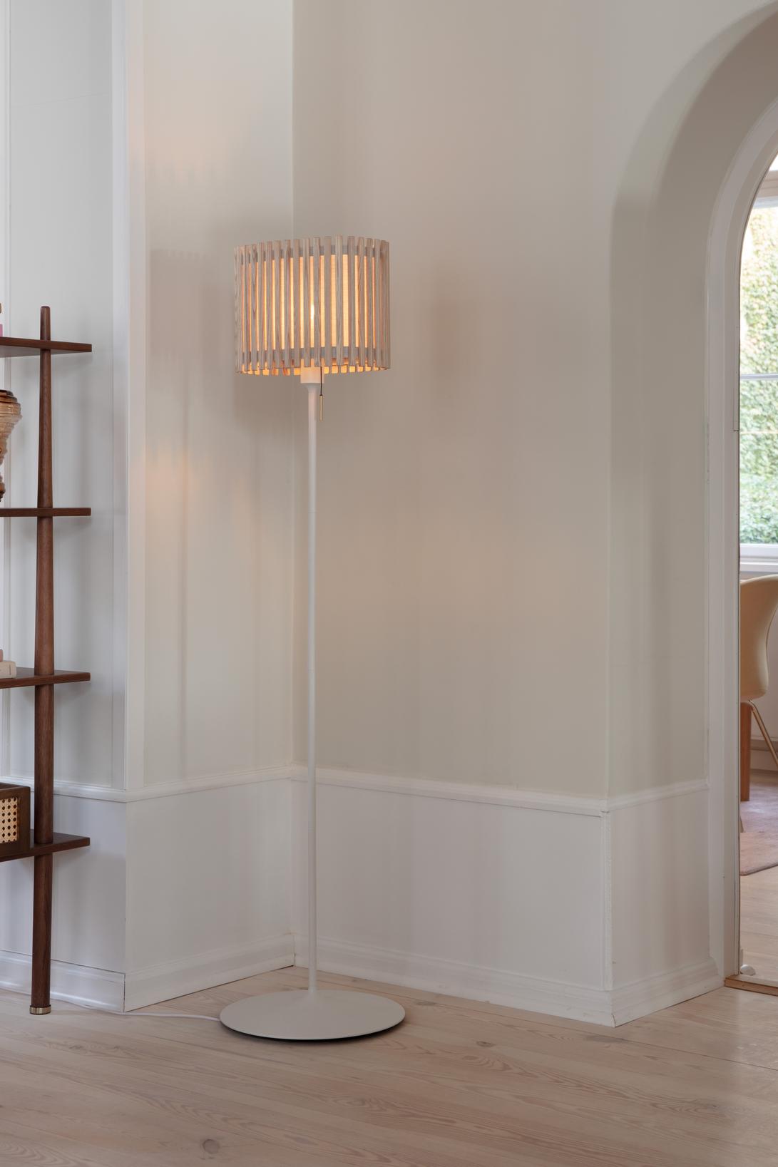 Komorebi Rectangular gulvlampe, egetræ og hvid • UMAGE