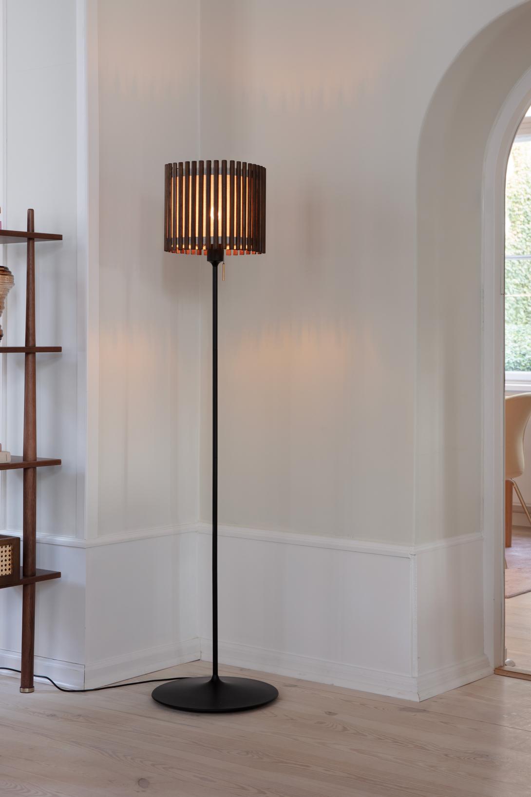 Komorebi Square gulvlampe, mørk egetræ og sort • UMAGE