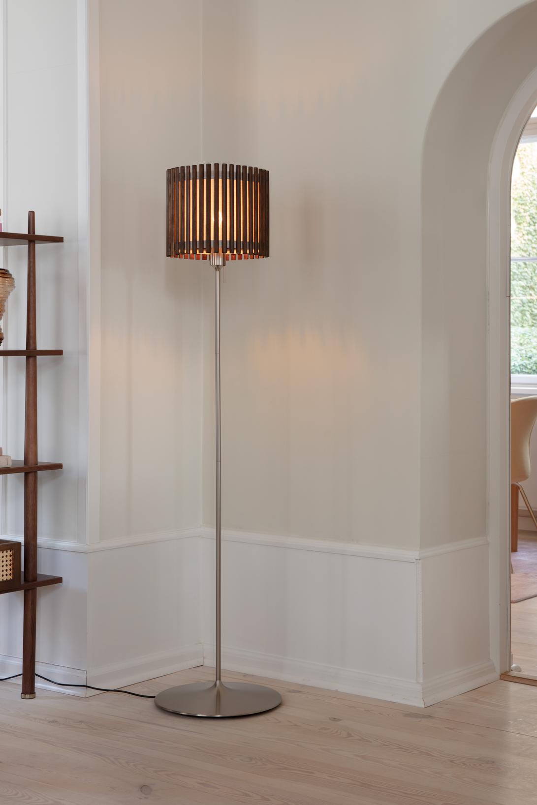 Komorebi Square gulvlampe, mørk egetræ og børstet stål look • UMAGE