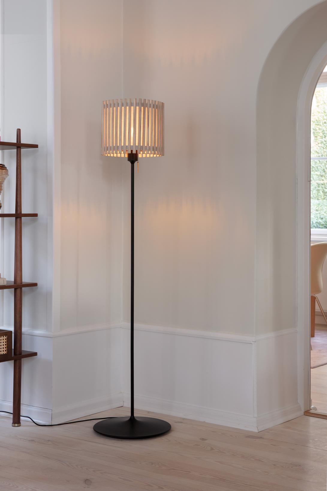 Komorebi Square gulvlampe, egetræ og sort • UMAGE