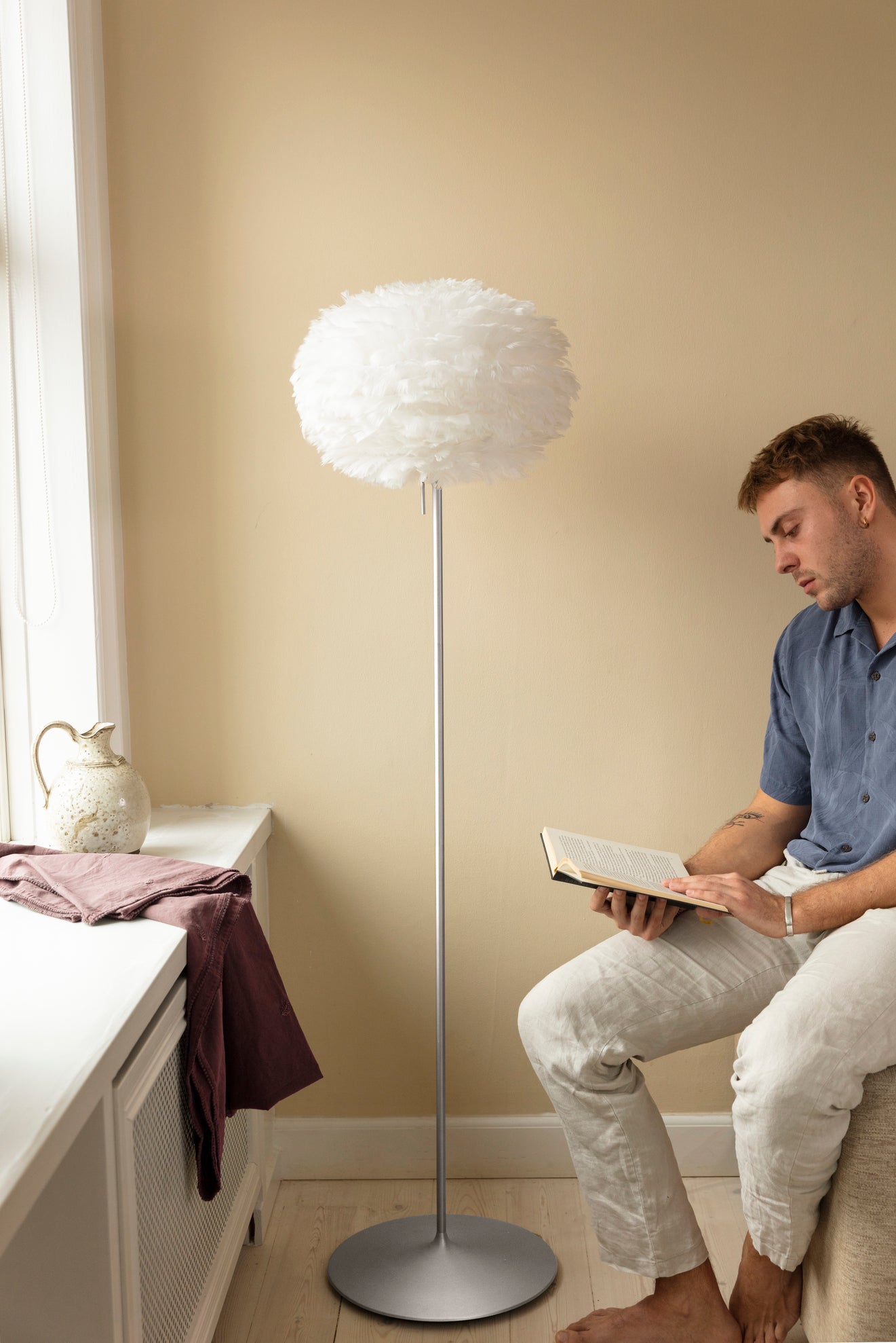 Eos gulvlampe, hvid og børstet stål look • UMAGE