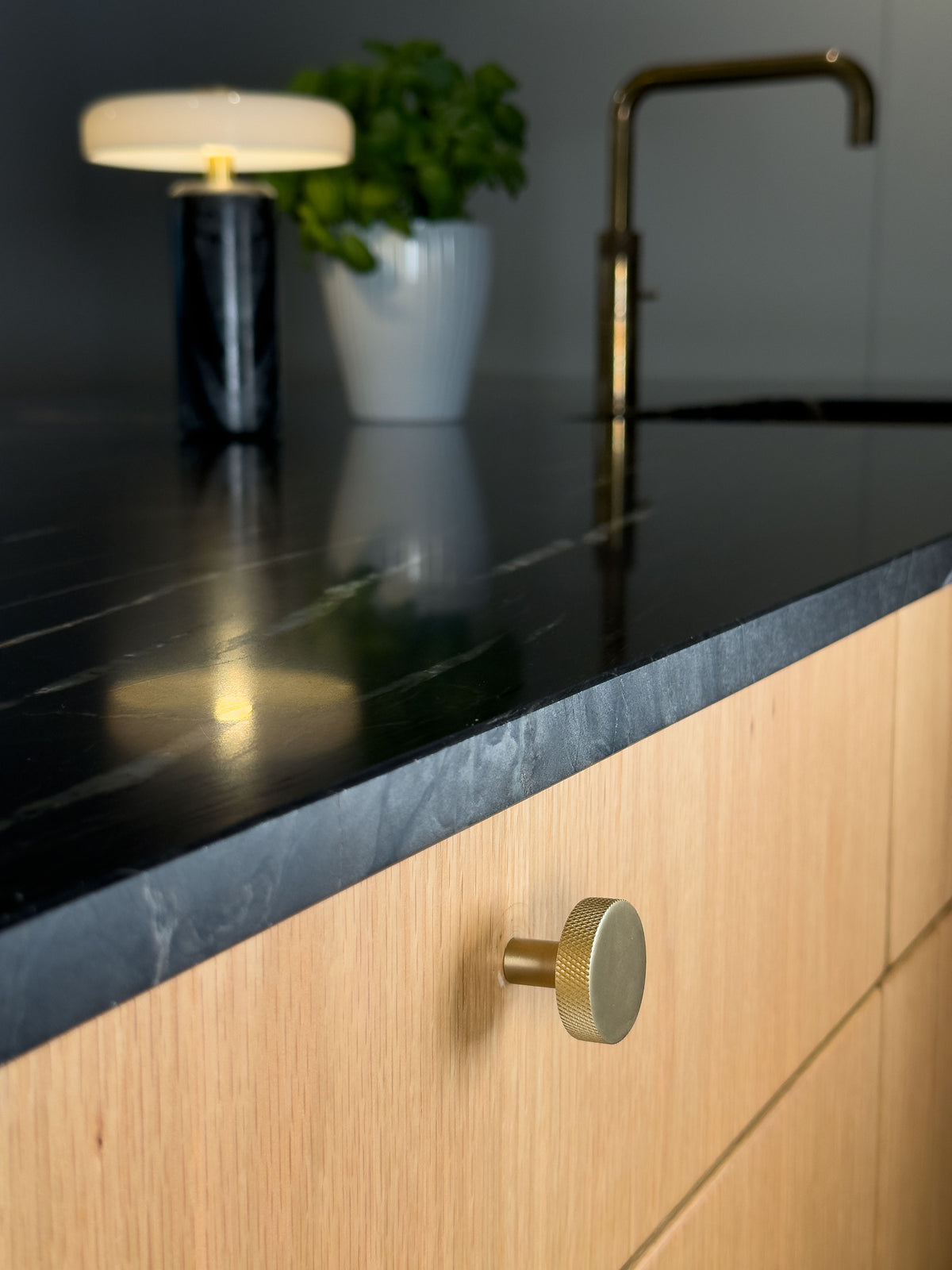 Østerbro Möbelknopf mit Diamanträndelung aus gebürstetem Messing mit Lack • Chr. Jørgensen