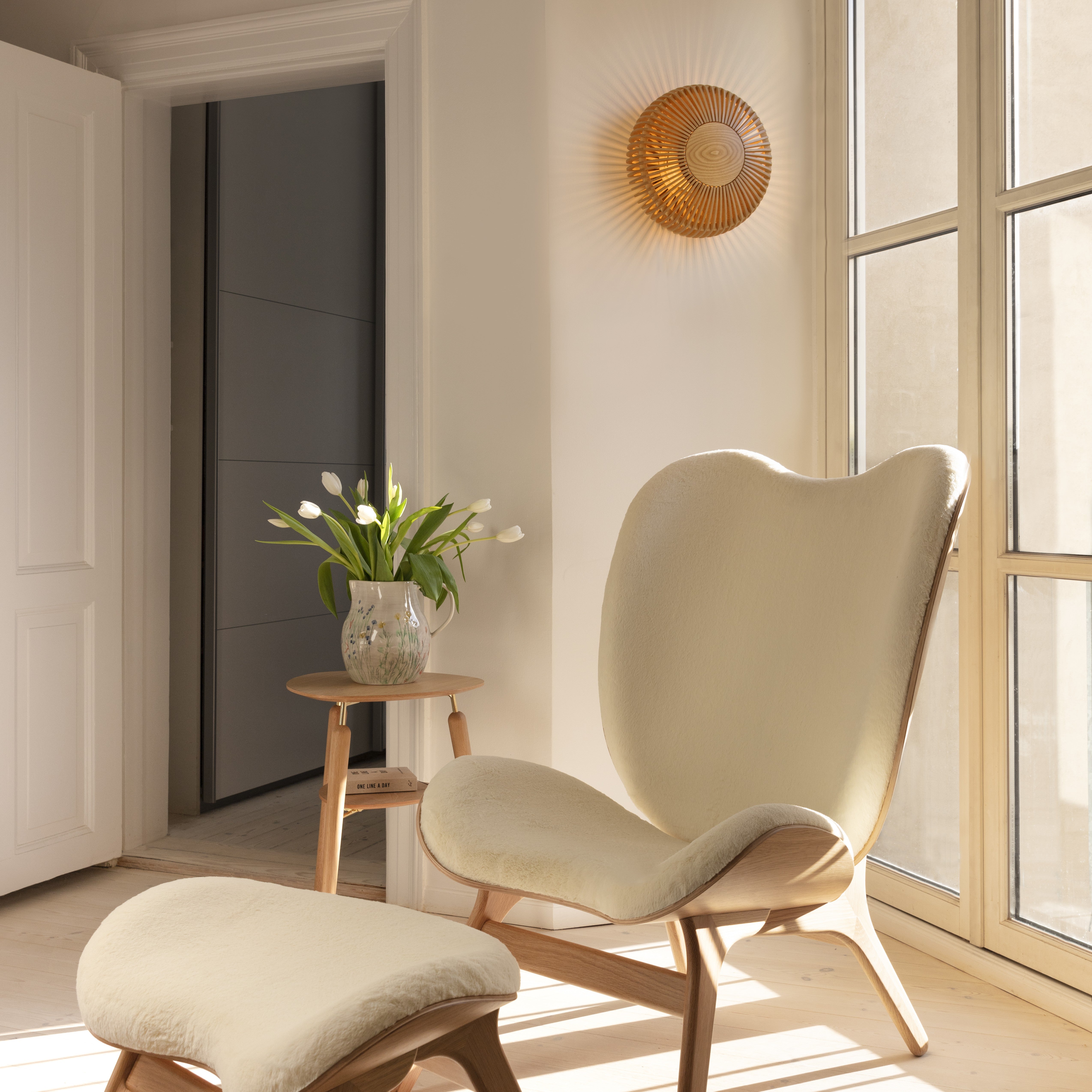 Clava Up væglampe, egetræ • UMAGE