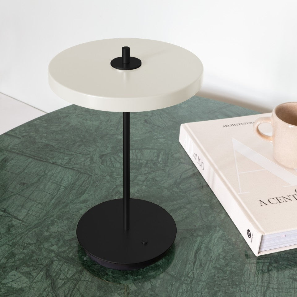 Asteria Table bordlampe, hvid og sort • UMAGE