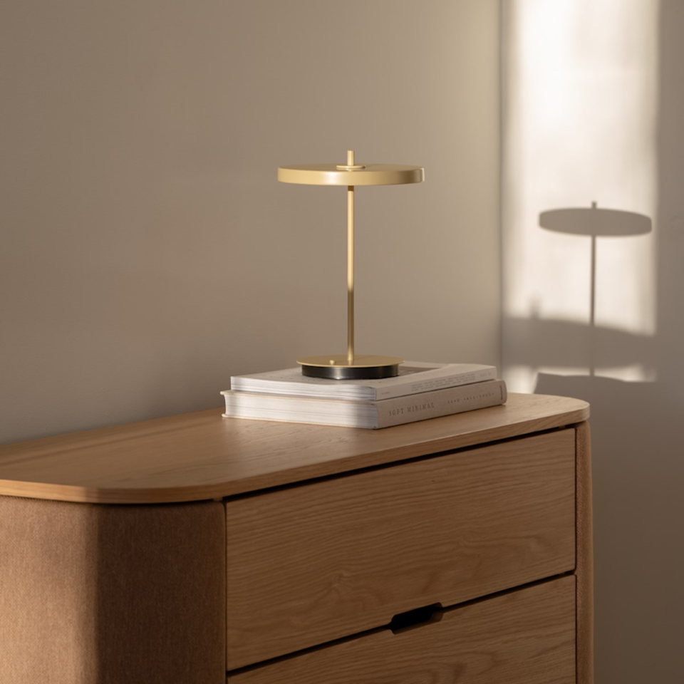 Asteria Move Monochrome, portable bordlampe, lysegul • UMAGE