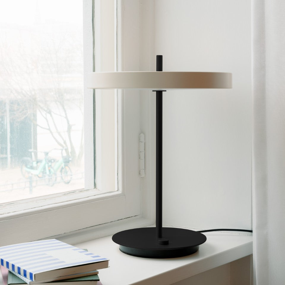 Asteria Table bordlampe, hvid og sort • UMAGE