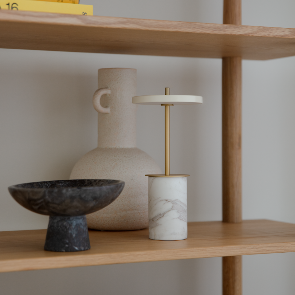 Asteria Move Mini, portable bordlampe, hvid marmor • UMAGE