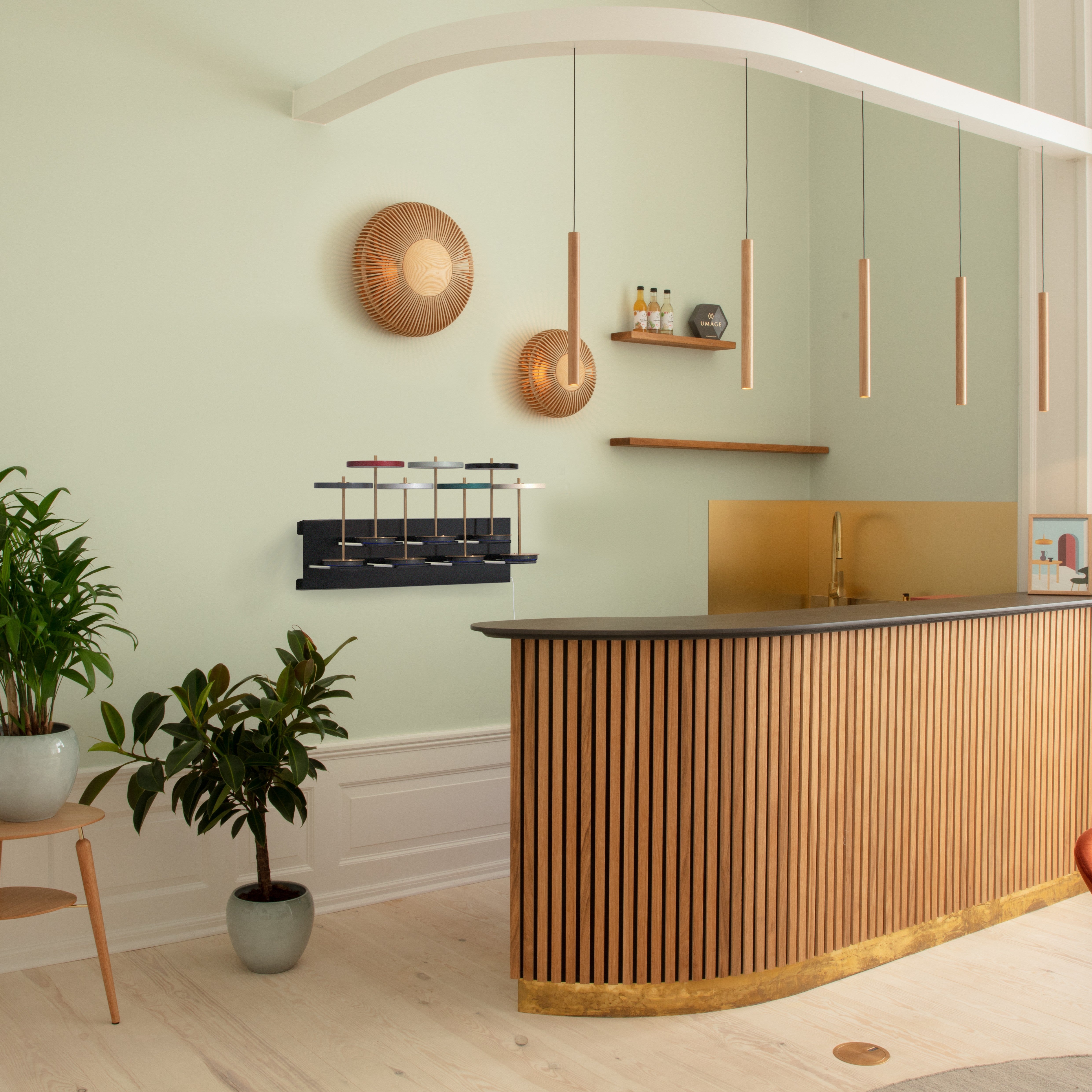 Clava Up væglampe, egetræ • UMAGE