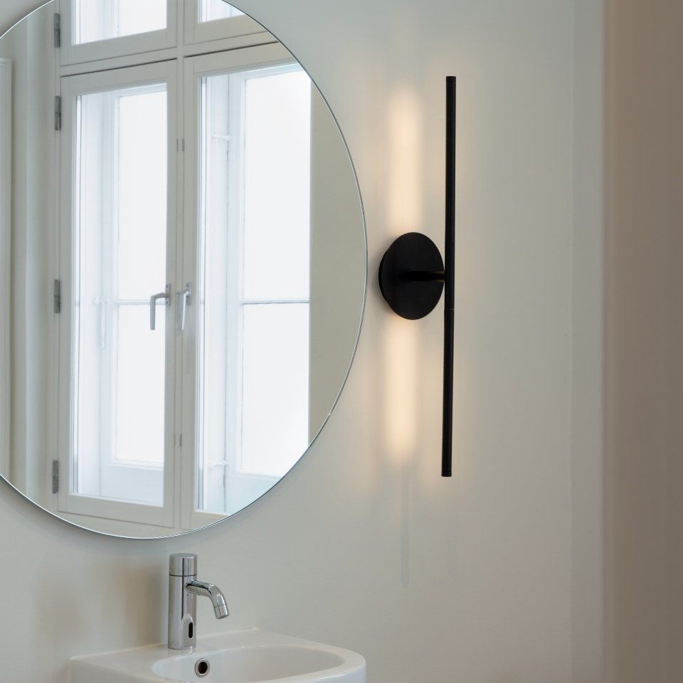 Omni Wall væglampe, sort • UMAGE