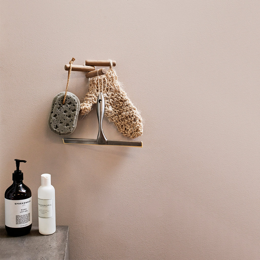 Knage i eg og hvidt stål. De tre ege kroge kan drejes efter ønske. Krogene har tre fræsninger til ophæng af viskestykker, klude mm. Monteret i væg.