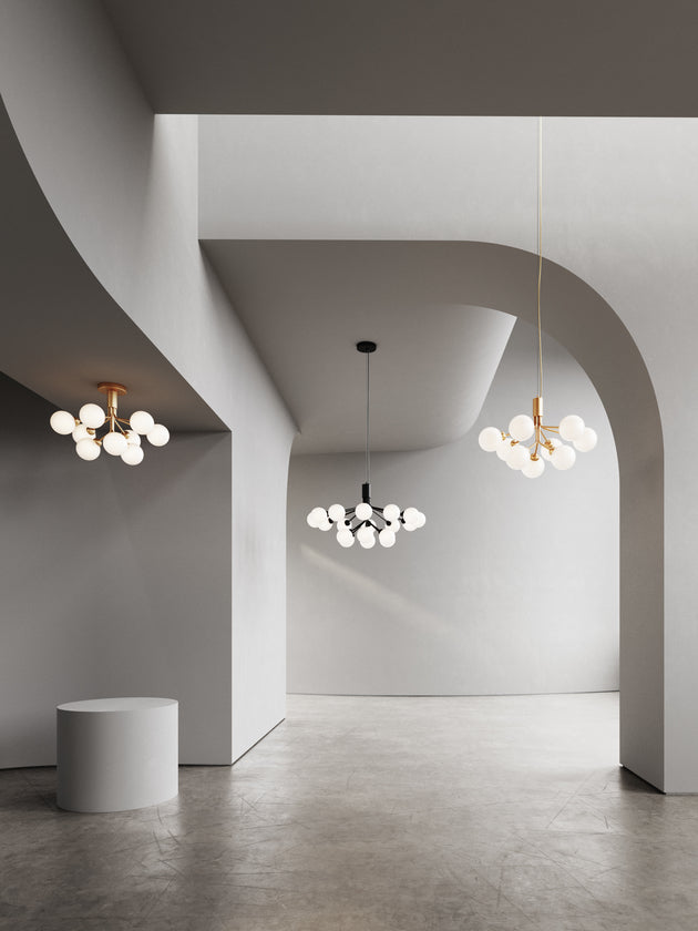 Lysekrone bestående af runde skærme i opalglas samt sort krone