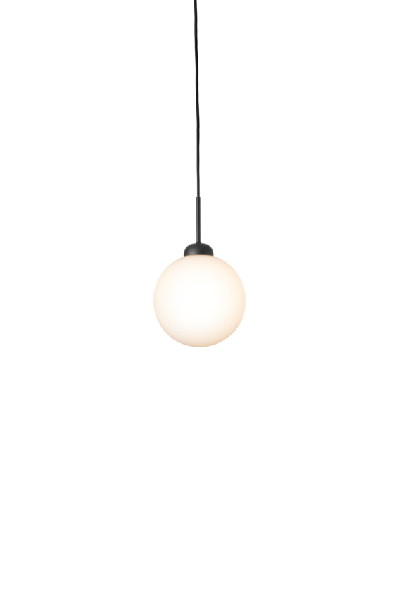 Pendel bestående af en rund skærm af opalglas og sort fatning samt ophæng, på hvid baggrund.
