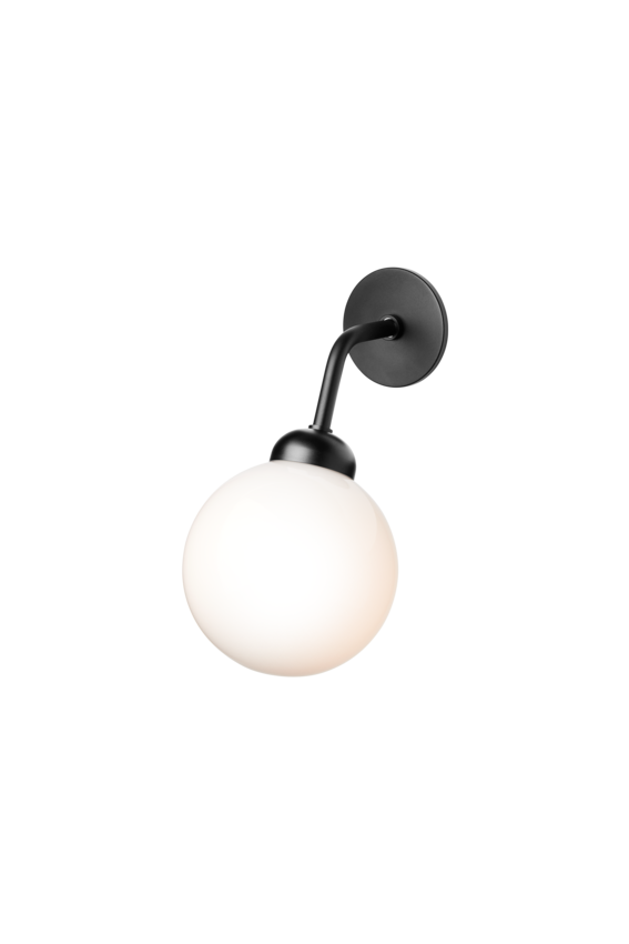 Væglampe med rund skærm af opalglas og sort stel, på hvid baggrund