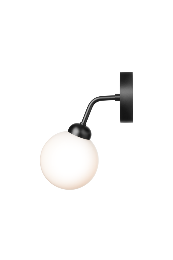 Væglampe med rund skærm af opalglas og sort stel, på hvid baggrund
