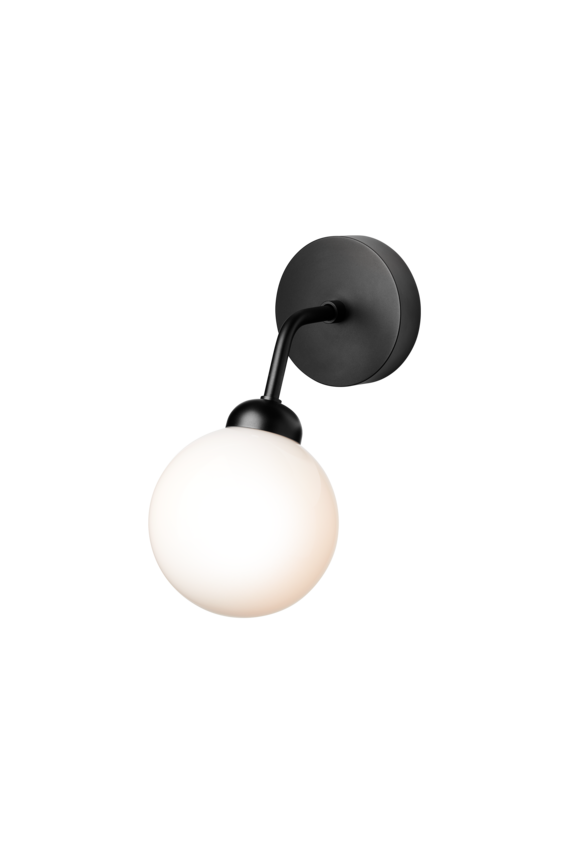 Væglampe med rund skærm af opalglas og sort stel, på hvid baggrund