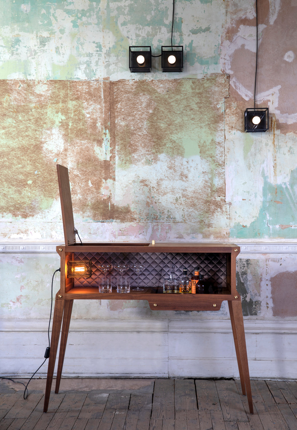 Aflang bar i valnød med integreret lyskilde og en bagside polstret med silke.