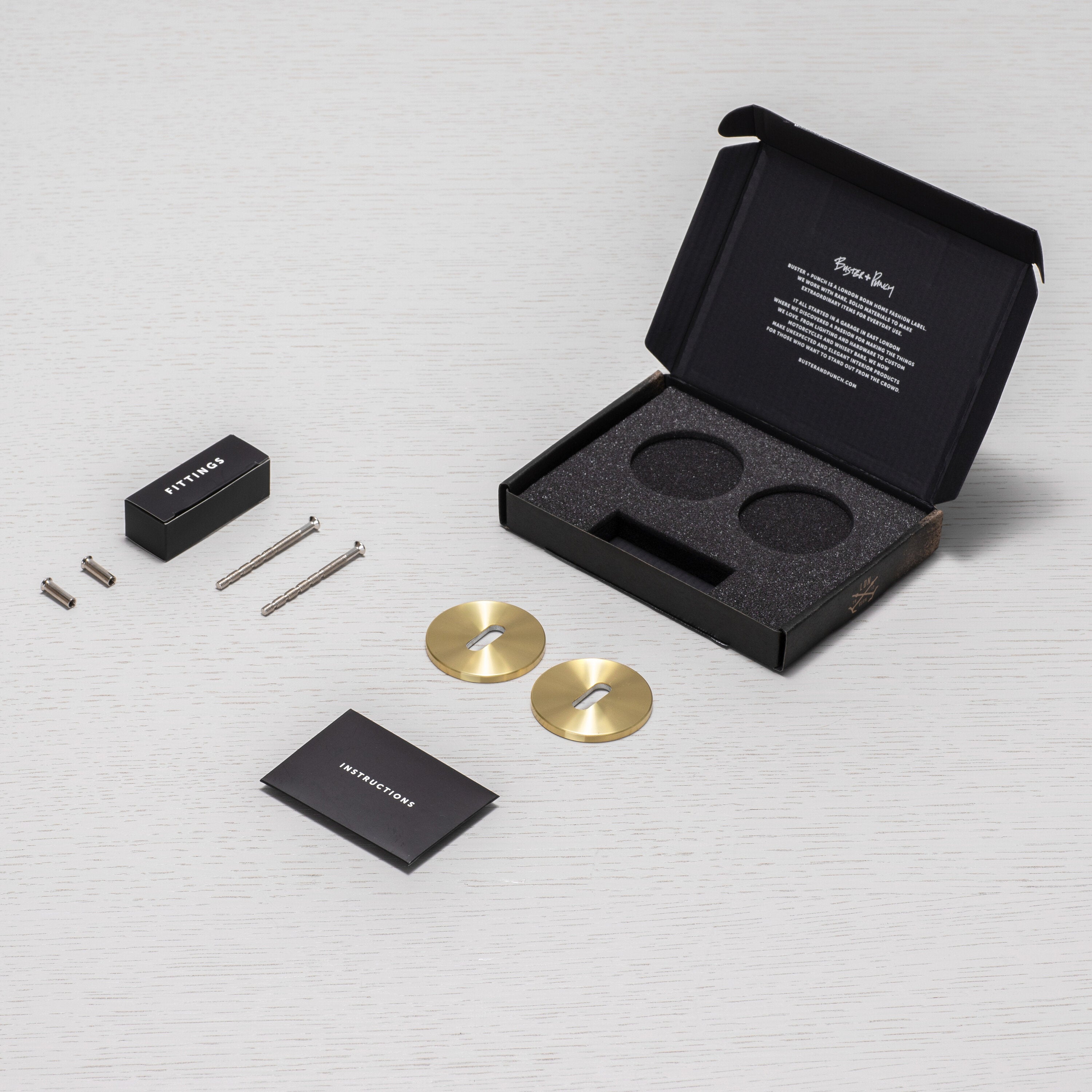 Nøgleskilt i messing med lak - c/c 27 mm • Buster + Punch