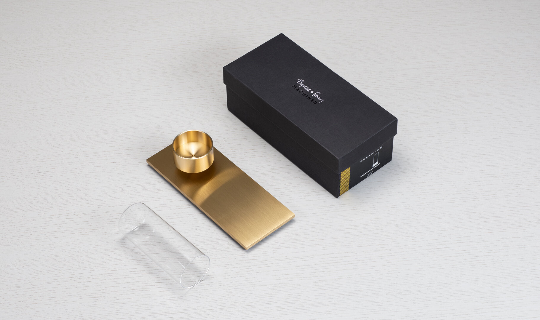 Eksklusiv vase i massiv messing og mundblæst glas fra Buster + Punch. Den perfekte gaveide til jul eller fødselsdag.