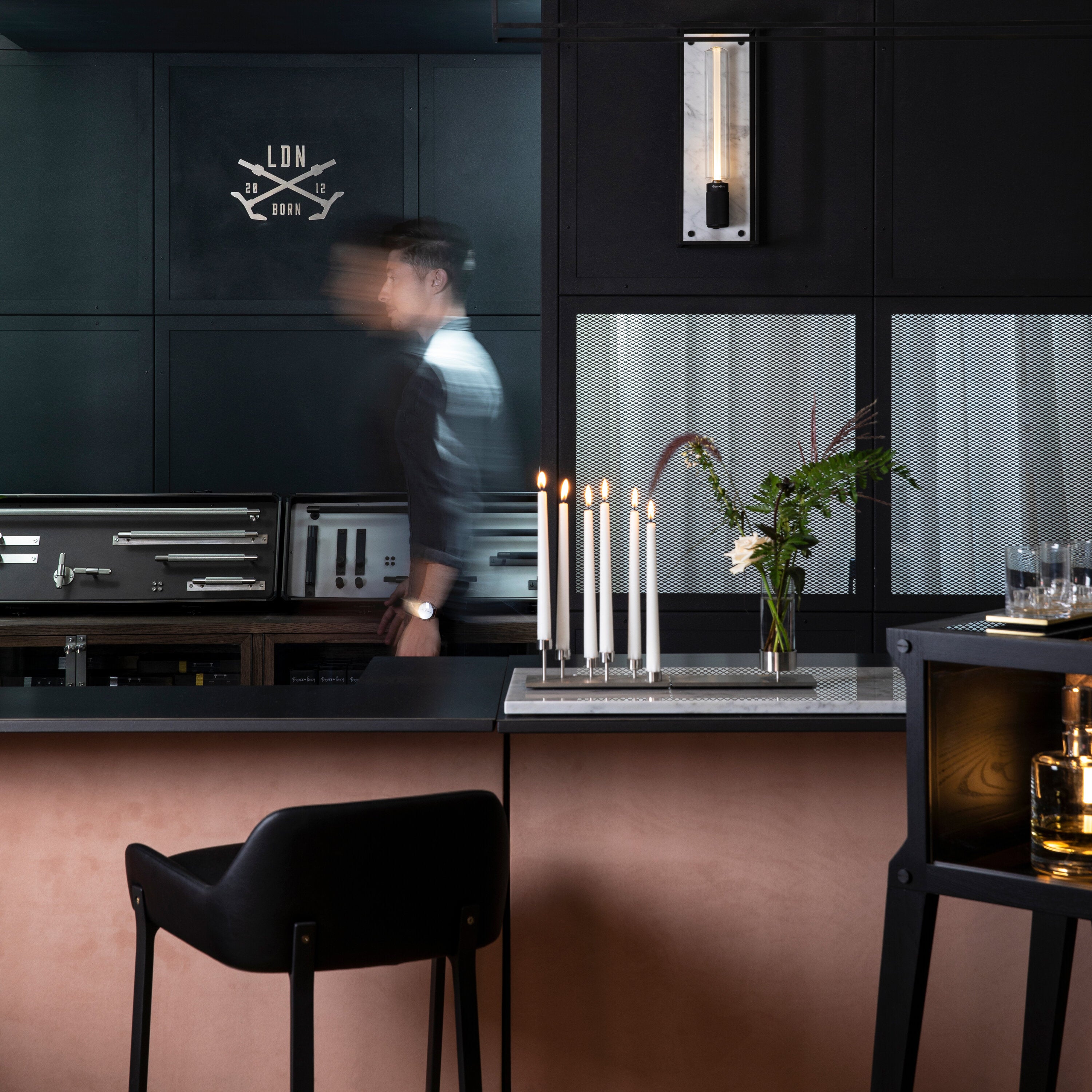 Eksklusiv vase i rustfri stål og mundblæst glas fra Buster + Punch. Den perfekte gave til jul eller fødselsdag.