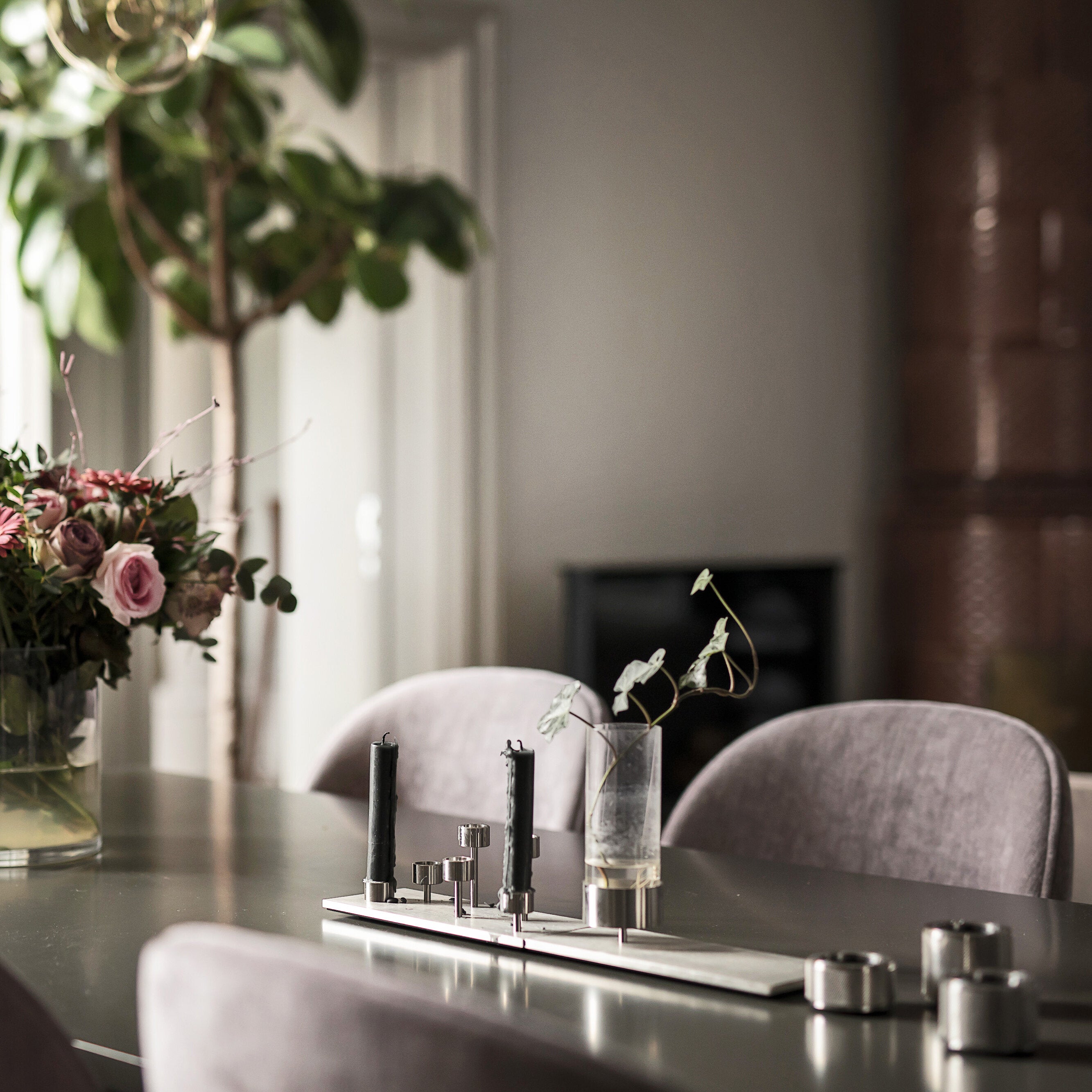 Eksklusiv vase i rustfri stål og mundblæst glas fra Buster + Punch. Den perfekte gave til jul eller fødselsdag.