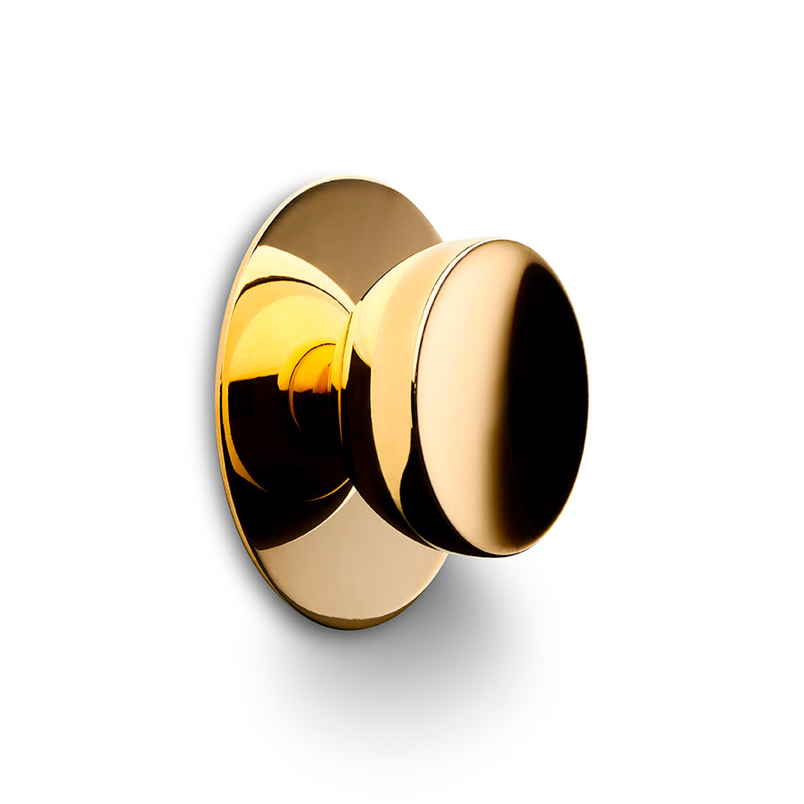 Her ses messingbagpladen monteret bag på Greb a grib møbelknoppen i massiv messing.