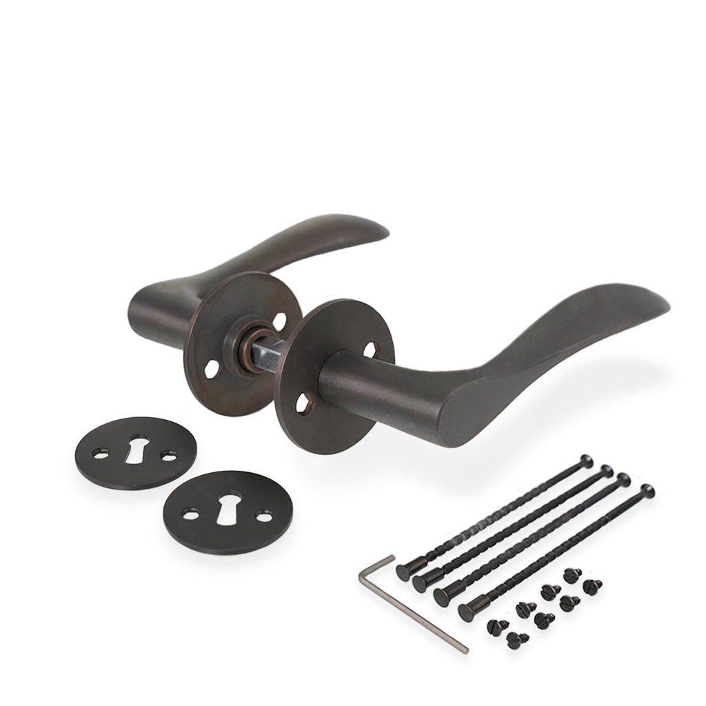 Dørgreb: Bellevue dørhåndtag i bruneret messing inkl. roset og nøgleskilt c/c 30 mm