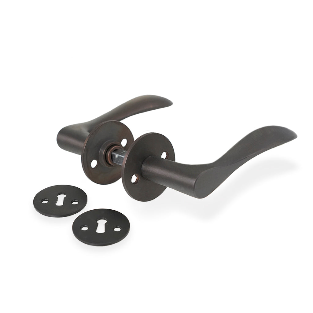 Dørgreb: Bellevue dørhåndtag i bruneret messing inkl. roset og nøgleskilt c/c 30 mm